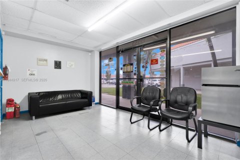 Commercial property in Miami, Florida № 2152840 - photo 4
