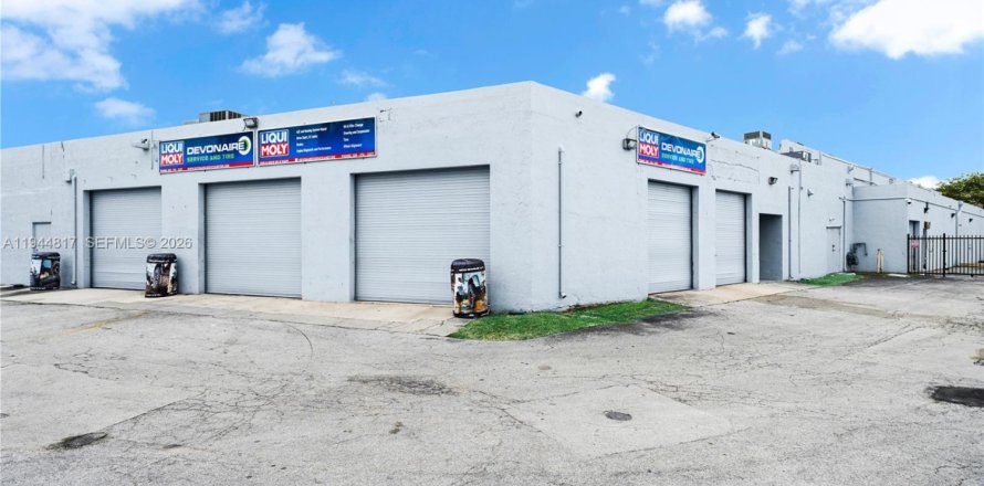 Commercial property in Miami, Florida № 2152840