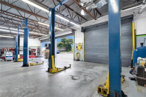 Commercial property in Miami, Florida № 2152840 - photo 11