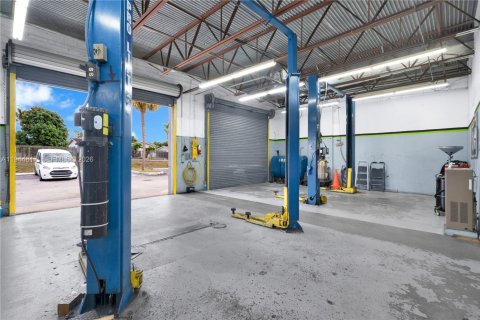 Commercial property in Miami, Florida № 2152840 - photo 10