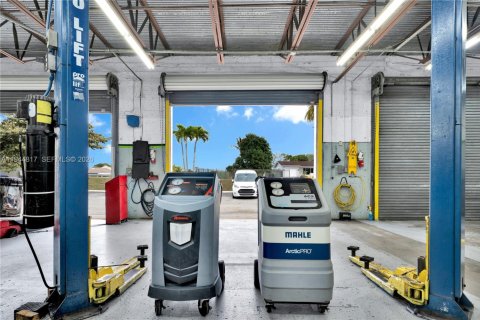 Commercial property in Miami, Florida № 2152840 - photo 16