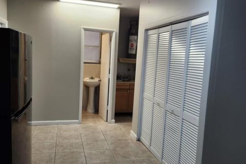 Immobilier commercial à louer à Pembroke Pines, Floride: 1 chambre, 108.14 m2 № 2251909 - photo 3