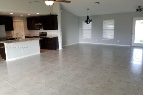 Casa en venta en Cape Coral, Florida, 4 dormitorios, 170.01 m2 № 2032855 - foto 11