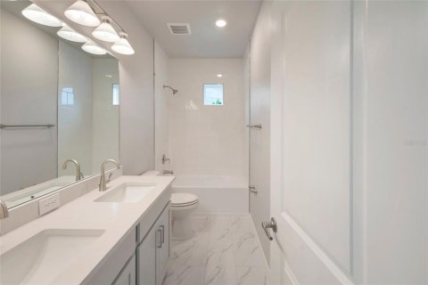 House in Wesley Chapel, Florida 3 bedrooms, 230.49 sq.m. № 2208636 - photo 12