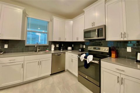 House in Davenport, Florida 7 bedrooms, 357.02 sq.m. № 1906035 - photo 8
