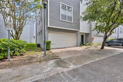 Adosado en venta en Tampa, Florida, 3 dormitorios, 197.42 m2 № 2356484 - foto 2