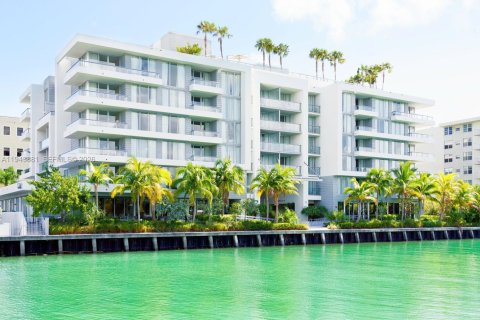 Studio in the Condo in Bay Harbor Islands, Florida  № 2088823