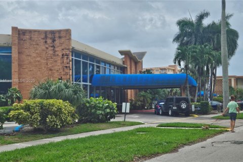 Condo in Hallandale Beach, Florida, 1 bedroom  № 1939666 - photo 4