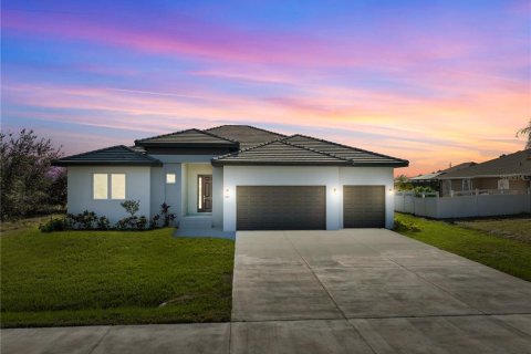 House in Port Charlotte, Florida 4 bedrooms, 236.81 sq.m. № 1537776 - photo 1