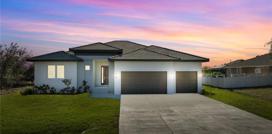House in Port Charlotte, Florida 4 bedrooms, 236.81 sq.m. № 1537776