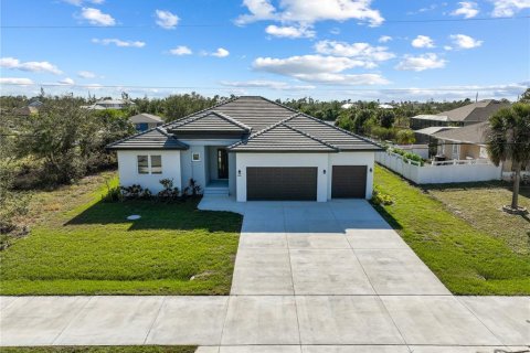 House in Port Charlotte, Florida 4 bedrooms, 236.81 sq.m. № 1537776 - photo 4
