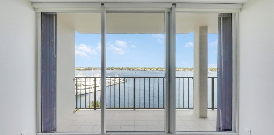 Condo in North Palm Beach, Florida, 1 bedroom № 1075840