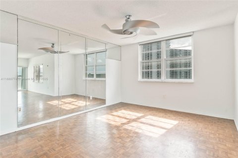 Condominio en venta en Sunny Isles Beach, Florida, 3 dormitorios, 145.86 m2 № 1944274 - foto 6