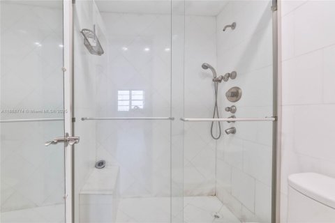 Condominio en venta en Sunny Isles Beach, Florida, 3 dormitorios, 145.86 m2 № 1944274 - foto 17