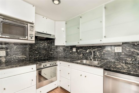 Condominio en venta en Sunny Isles Beach, Florida, 3 dormitorios, 145.86 m2 № 1944274 - foto 9