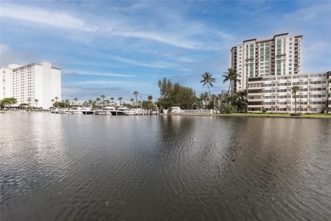 Condominio en venta en Sunny Isles Beach, Florida, 3 dormitorios, 145.86 m2 № 1944274 - foto 27