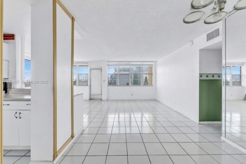 Copropriété à vendre à North Miami Beach, Floride: 2 chambres, 103.31 m2 № 1994507 - photo 6
