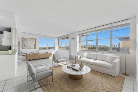 Copropriété à vendre à North Miami Beach, Floride: 2 chambres, 103.31 m2 № 1994507 - photo 1