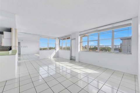 Copropriété à vendre à North Miami Beach, Floride: 2 chambres, 103.31 m2 № 1994507 - photo 2