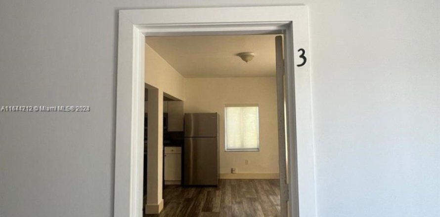 Propiedad comercial en Miami, Florida 520.25 m2 № 1936665