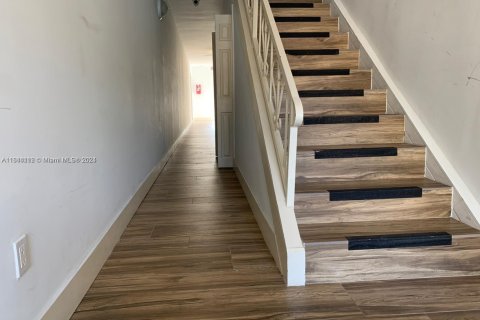 Propiedad comercial en venta en Miami, Florida, 520.25 m2 № 1936665 - foto 14