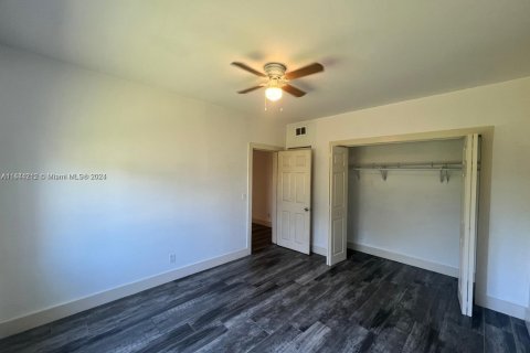 Propiedad comercial en venta en Miami, Florida, 520.25 m2 № 1936665 - foto 3