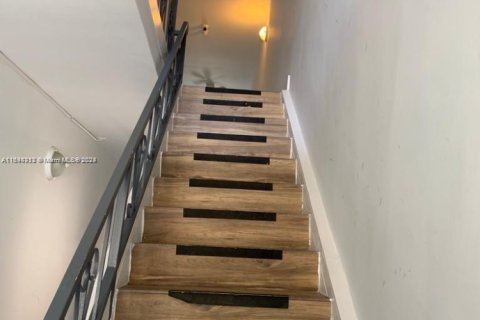 Propiedad comercial en venta en Miami, Florida, 520.25 m2 № 1936665 - foto 24