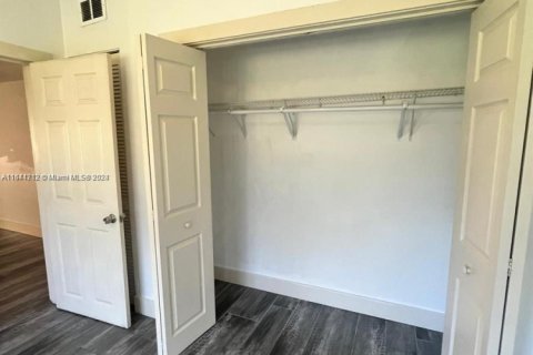 Propiedad comercial en venta en Miami, Florida, 520.25 m2 № 1936665 - foto 4