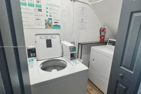 Propiedad comercial en venta en Miami, Florida, 520.25 m2 № 1936665 - foto 10