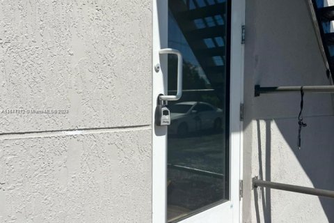 Propiedad comercial en venta en Miami, Florida, 520.25 m2 № 1936665 - foto 9
