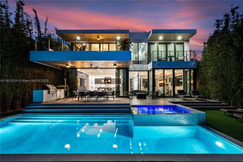 Villa ou maison à vendre à Miami Beach, Floride: 5 chambres, 421.96 m2 № 1790468 - photo 1