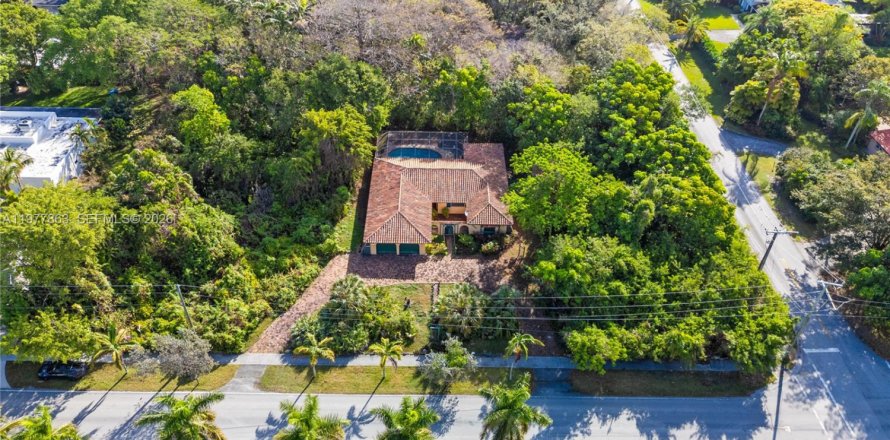 House in Miami, Florida 3 bedrooms, 221.85 sq.m. № 2042558