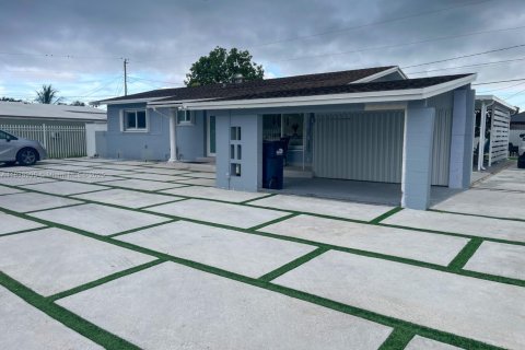 House in Miami, Florida 3 bedrooms, 135.82 sq.m. № 1828272 - photo 1