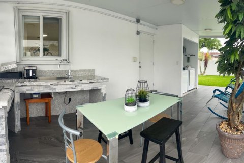 House in Miami, Florida 3 bedrooms, 135.82 sq.m. № 1828272 - photo 20
