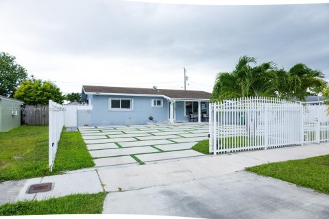 House in Miami, Florida 3 bedrooms, 135.82 sq.m. № 1828272 - photo 12