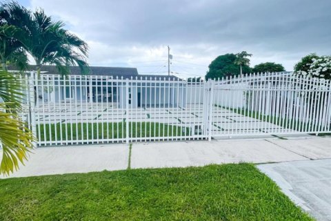 House in Miami, Florida 3 bedrooms, 135.82 sq.m. № 1828272 - photo 10