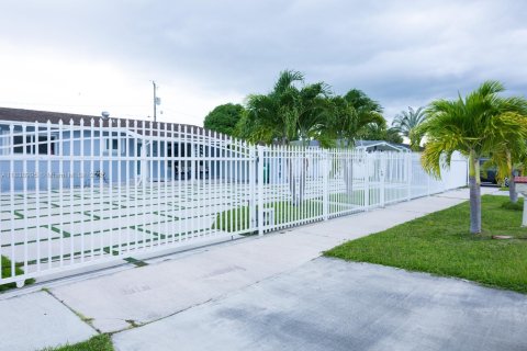House in Miami, Florida 3 bedrooms, 135.82 sq.m. № 1828272 - photo 8