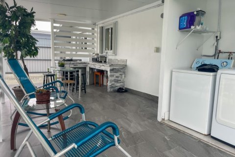 House in Miami, Florida 3 bedrooms, 135.82 sq.m. № 1828272 - photo 18