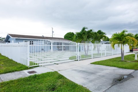House in Miami, Florida 3 bedrooms, 135.82 sq.m. № 1828272 - photo 11