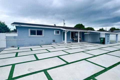 House in Miami, Florida 3 bedrooms, 135.82 sq.m. № 1828272 - photo 15
