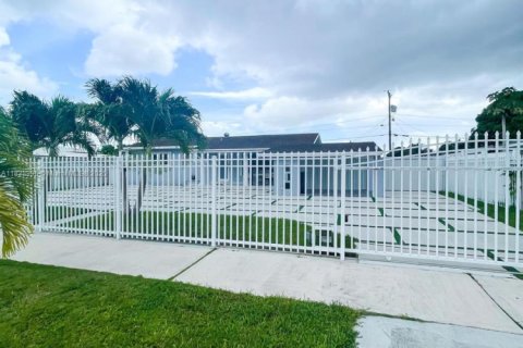 House in Miami, Florida 3 bedrooms, 135.82 sq.m. № 1828272 - photo 9