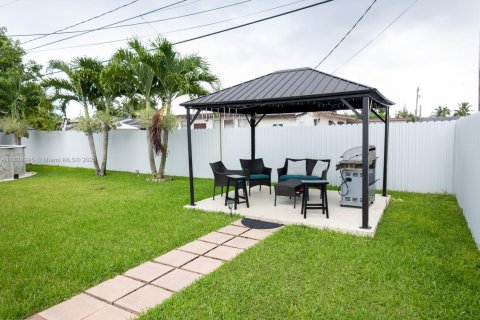 House in Miami, Florida 3 bedrooms, 135.82 sq.m. № 1828272 - photo 27