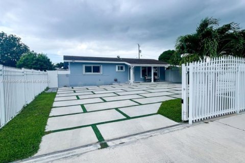 House in Miami, Florida 3 bedrooms, 135.82 sq.m. № 1828272 - photo 6