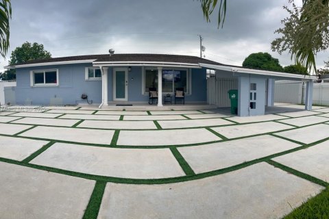 House in Miami, Florida 3 bedrooms, 135.82 sq.m. № 1828272 - photo 2