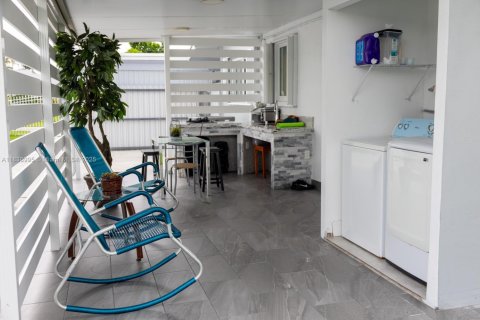 House in Miami, Florida 3 bedrooms, 135.82 sq.m. № 1828272 - photo 16