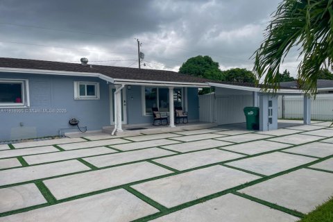 House in Miami, Florida 3 bedrooms, 135.82 sq.m. № 1828272 - photo 4