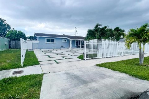 House in Miami, Florida 3 bedrooms, 135.82 sq.m. № 1828272 - photo 13
