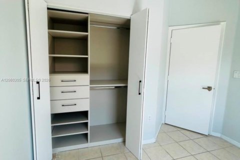 Снять в аренду таунхаус в Пемброк-Пайнс, Флорида 3 спальни, 141.95м2, № 2176610 - фото 12