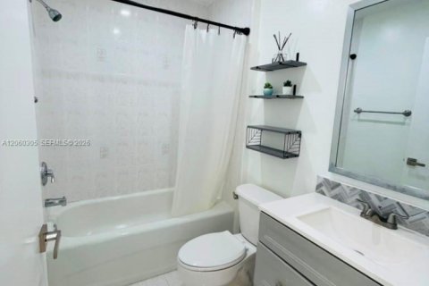 Снять в аренду таунхаус в Пемброк-Пайнс, Флорида 3 спальни, 141.95м2, № 2176610 - фото 16