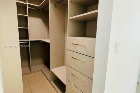 Снять в аренду таунхаус в Пемброк-Пайнс, Флорида 3 спальни, 141.95м2, № 2176610 - фото 18